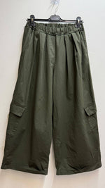 Load image into Gallery viewer, Loose pants with an elastic waistband and cargo pockets
