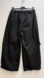Load image into Gallery viewer, Loose pants with an elastic waistband and cargo pockets
