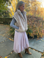 Load image into Gallery viewer, Boxy Faux Fur Vest
