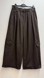 Load image into Gallery viewer, Loose pants with an elastic waistband and cargo pockets
