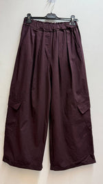 Load image into Gallery viewer, Loose pants with an elastic waistband and cargo pockets
