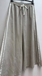 Load image into Gallery viewer, Wide flowing trousers with elasticated waistband
