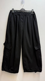 Load image into Gallery viewer, Loose pants with an elastic waistband and cargo pockets
