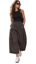 Load image into Gallery viewer, Loose pants with an elastic waistband and cargo pockets
